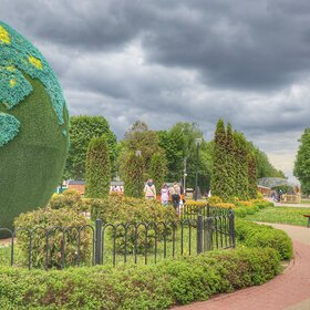Арт-объект "Зеленая планета" в парке им. П.П. Белоусова
