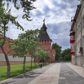 Вдоль стен кремлевской стены