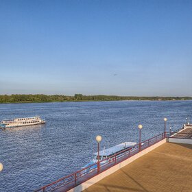 Издалека долго течет река Волга...